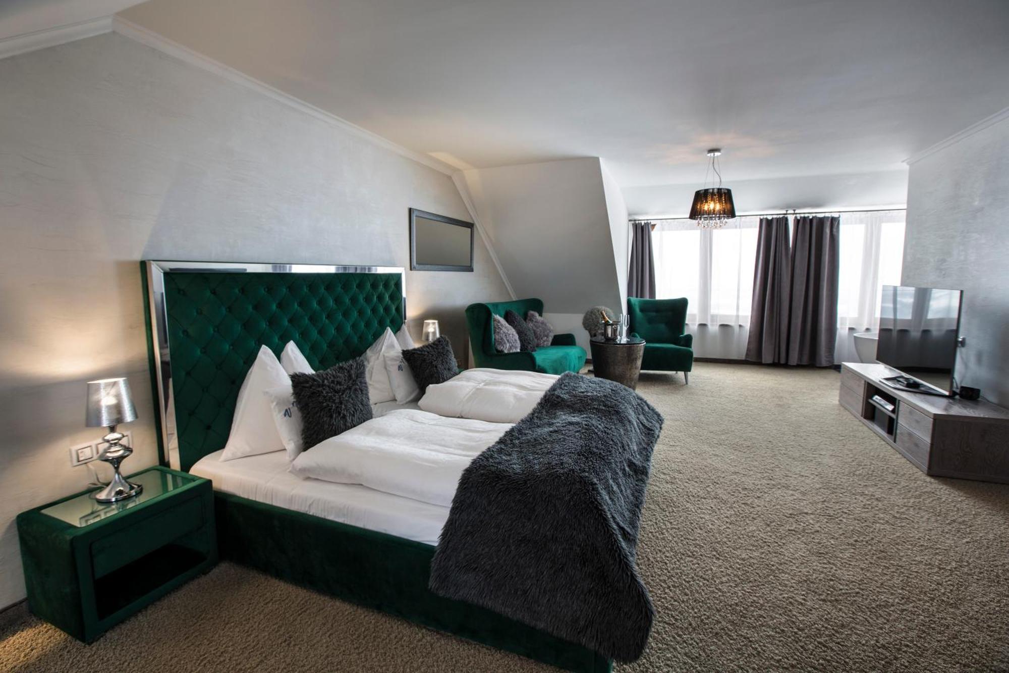 Wellness Hotel V Nebi Korenov Exterior photo